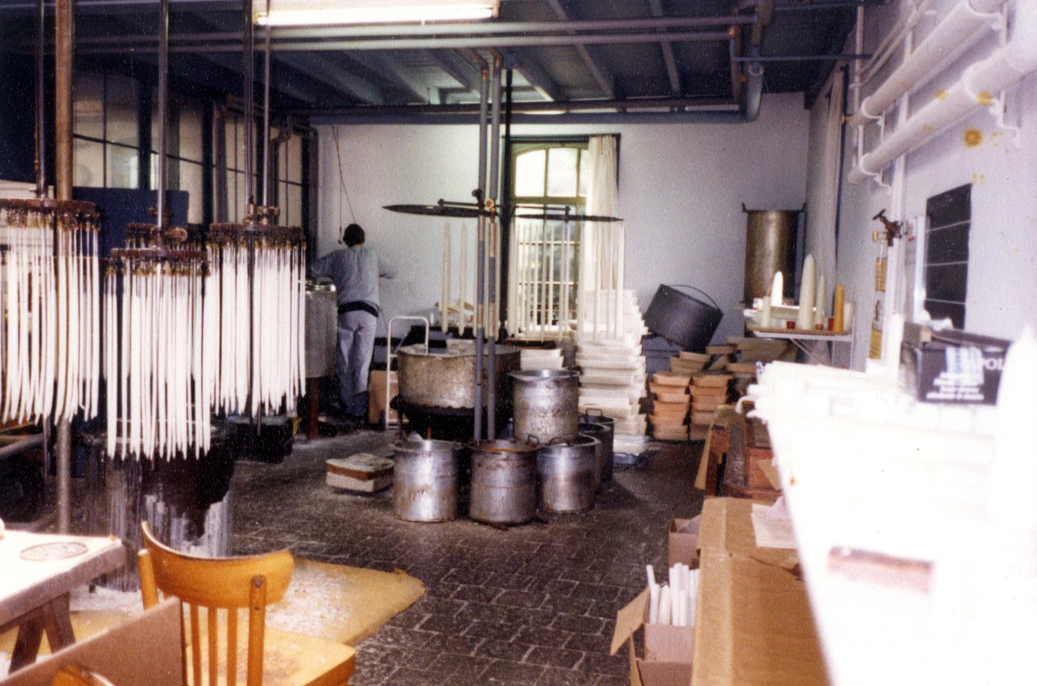 Een kijkje in de kaarsenfabriek van Rombauts, jaren zeventig