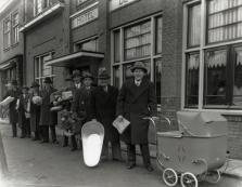 V.r.n.l.: Kees Reijnders - juwelier, Hendrik maas - lijmfabrikant, onbekend, Harry Gelders - schilder. De overige heren zijn C. Rijnders. K. van Wijngaarden. L. Bax, C. v.d. Sanden, P. Verbunt, J. van Hout en Fr. Mollen. De heren staan voor Hotel Valk. Datering: 1 december 1934 Auteur(s): Fotopersbureau Het Zuiden
