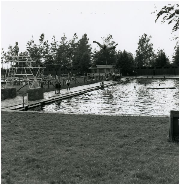 Een waaghals neemt een duik, omstreeks 1960