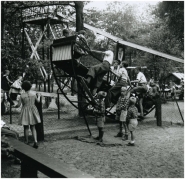 Familieschommel in Speeltuin "Het Wandelpark".